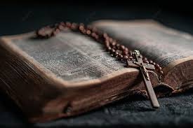 Bíblia aberta com luz espiritual
